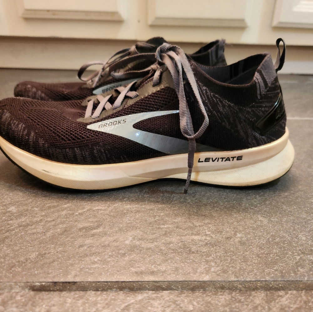 Brooks Levitate 4 Women's sneakers 10M Black 1203351B012